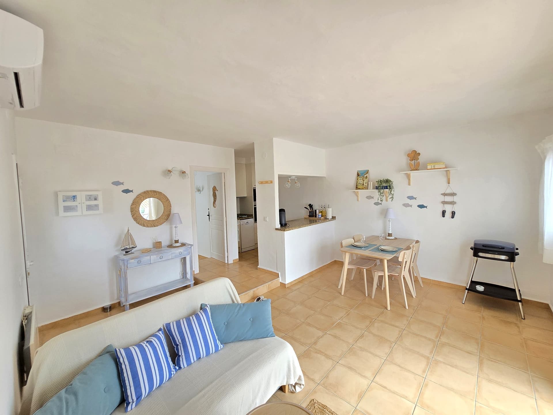 Salón amplio y luminoso con decoración marinera — Casa Luca, Moraira