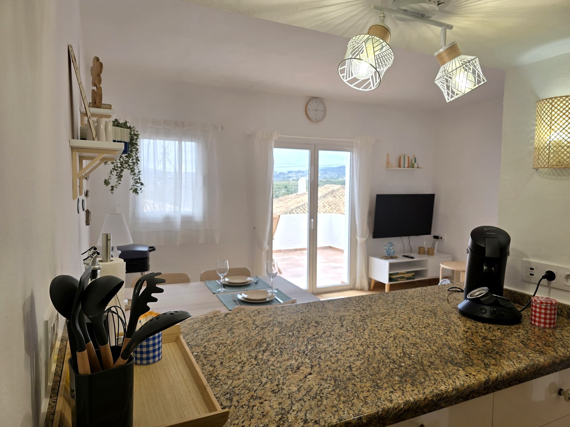 Salón luminoso abierto a la cocina con vistas — Casa Luca
