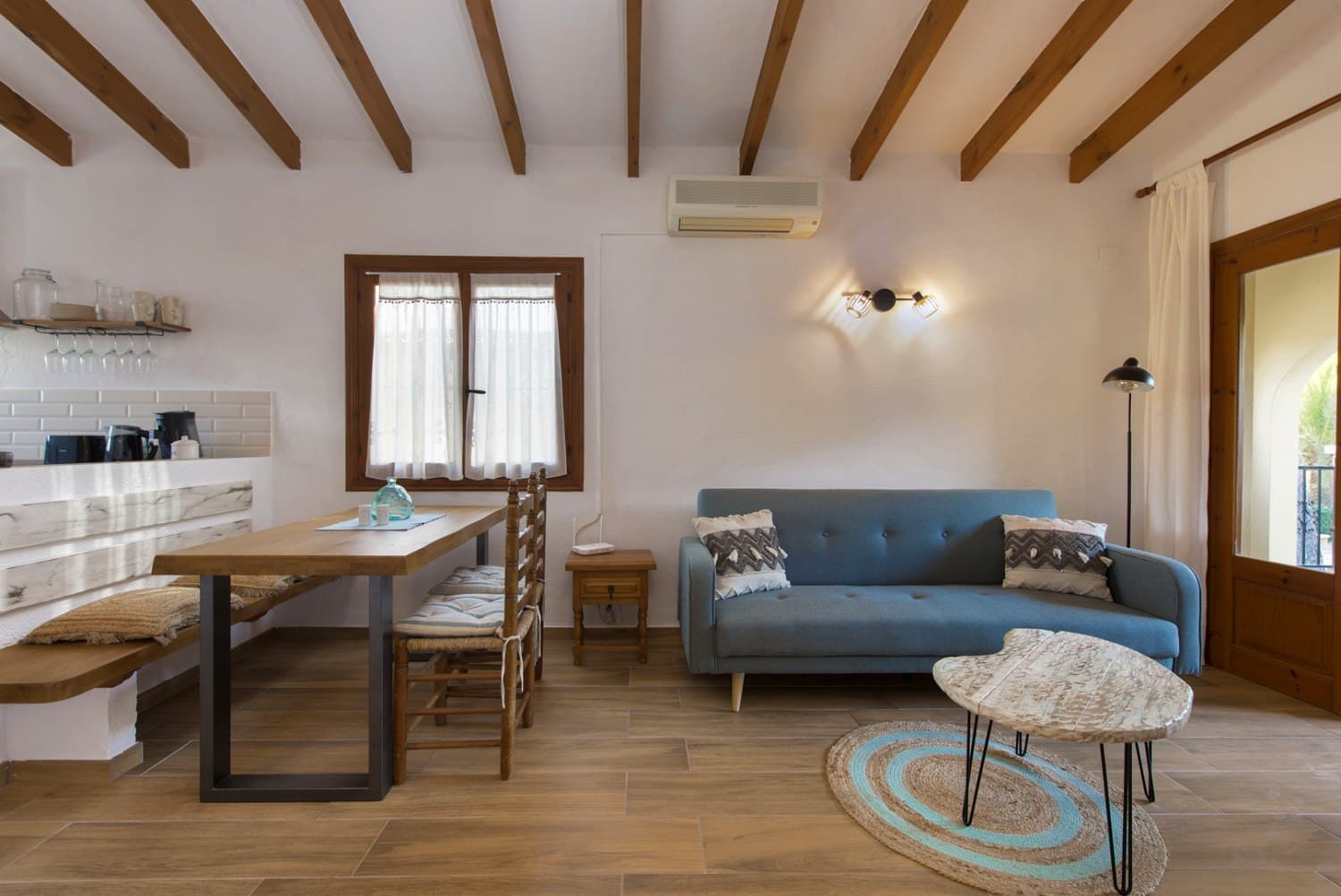 Salón luminoso con vigas de madera — Casa Oliver, Moraira