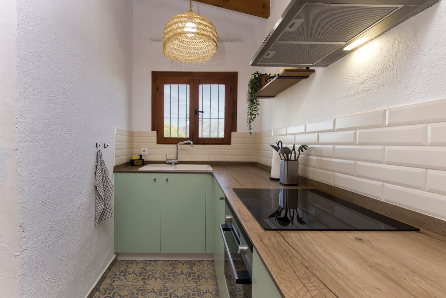 Cocina equipada en verde salvia — Casa Oliver