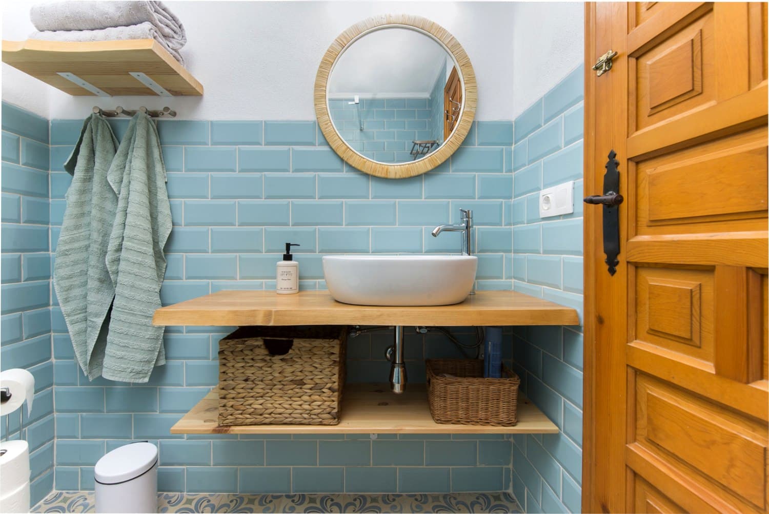 Baño con azulejo azul mediterráneo — Casa Oliver