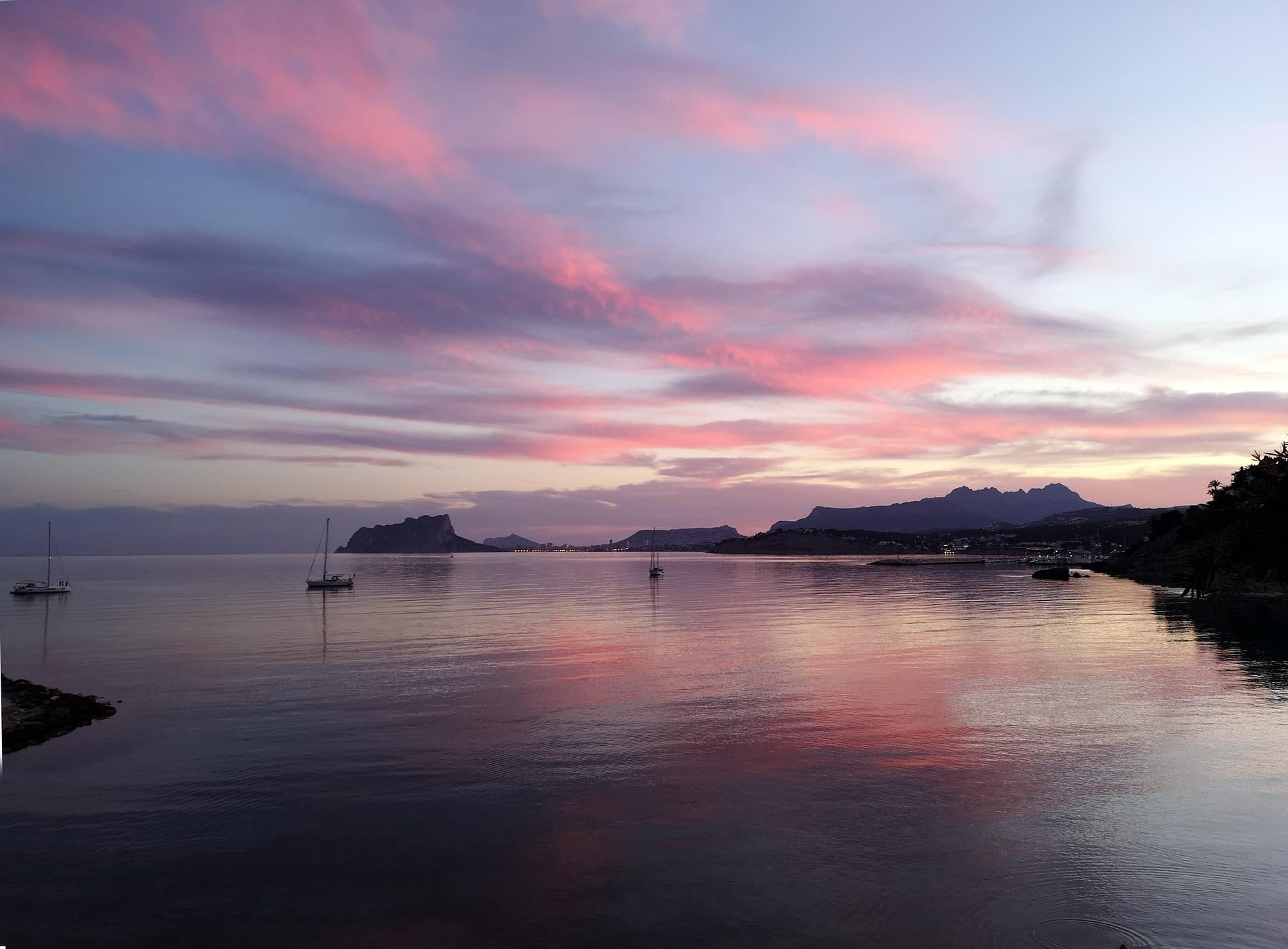 Moraira al atardecer, con el Peñón de Ifach al fondo